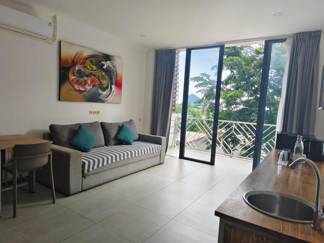 Triple 8 Suites Labuan Bajo Exterior foto