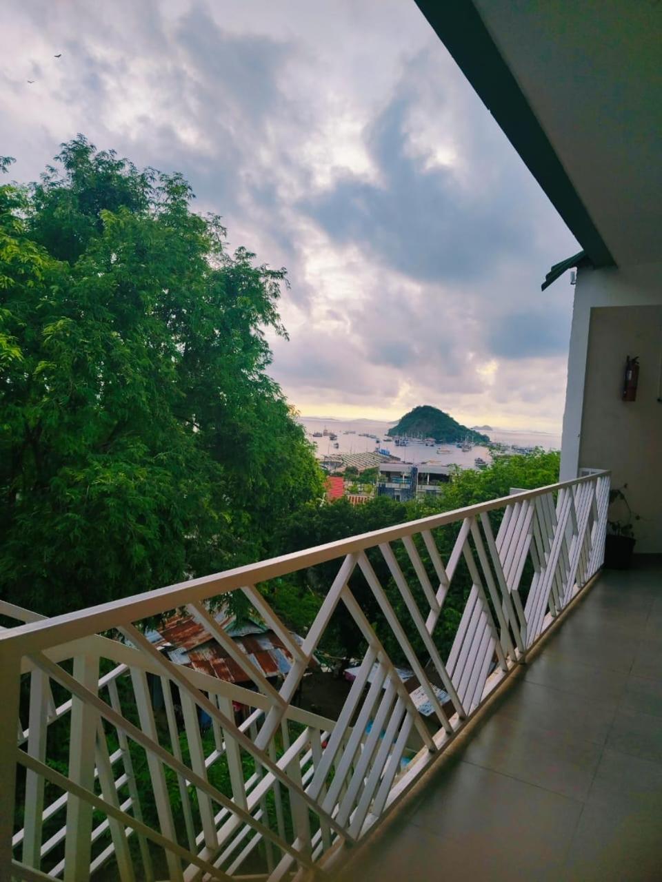 Triple 8 Suites Labuan Bajo Exterior foto